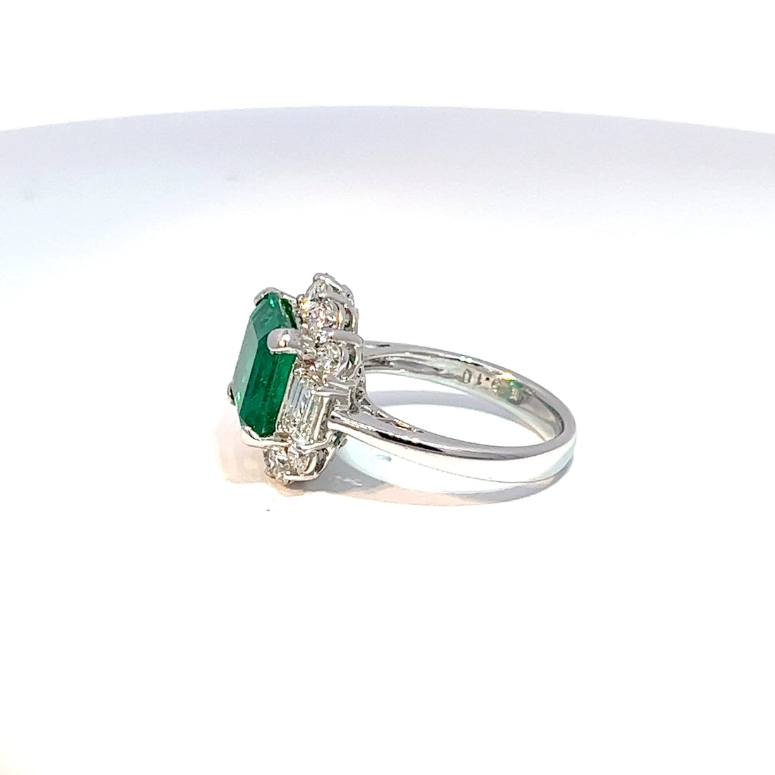 18ct White Gold Emerald & Diamond Ring